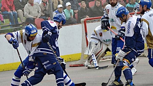 Hokejbalisté Vlašimi v semifinále s Alpiquem Kladno v sobotu vyhráli v prodloužení, v neděli utrpěli debakl, a tak se budou na Kladně snažit, alespoň jednou vyhrát, aby se rozhodlo ve Vlašimi. 