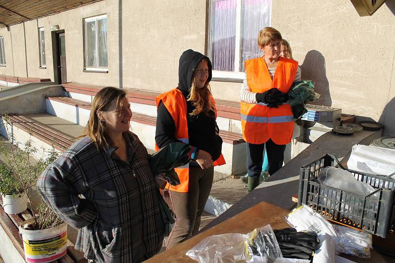 Uklízení příkopů kolem cest měli dobrovolníci v Netvořicích v sobotu 14. října už počtvrté.