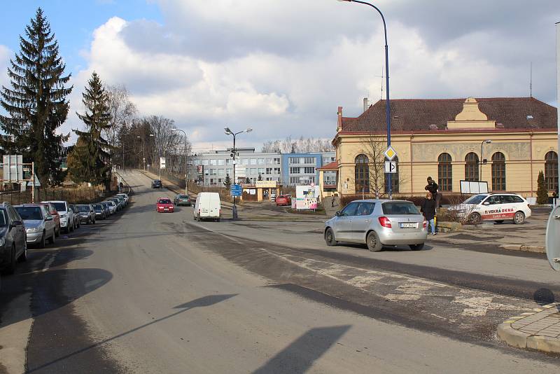 Křižovatka ulic Nádražní a Tyršovy u benešovské sokolovny.