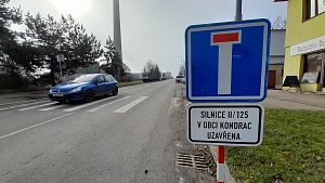 Na uzavírku silnice v Kondraci upozorňují dopravní značky už ve Vlašimi.