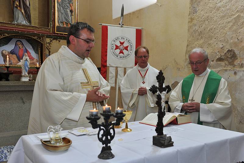 Momentky z připomínky 800. výročí kostela sv. Jakuba a Filipa na Chvojně.