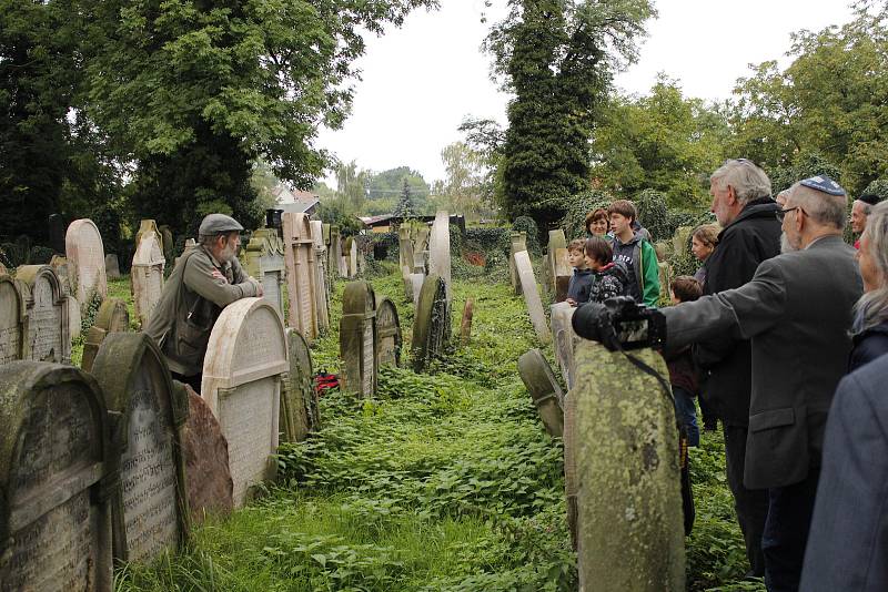 V Přistoupimi odhalili pamětní desku obětem holocaustu