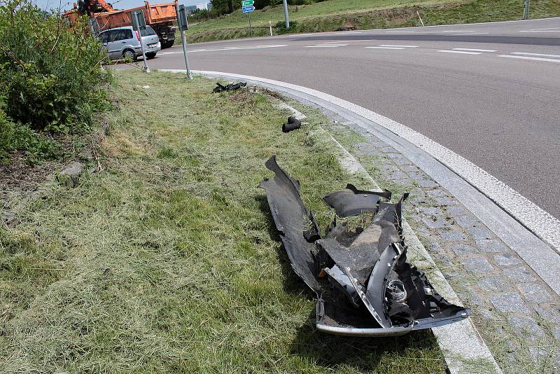 Stopy do dopravní nehodě na křižovatce U Topolu v Benešově.