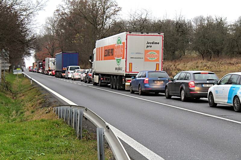 Stavba kruhové křižovatky U Topolu v Benešově, kde je doprava řízena semafory.