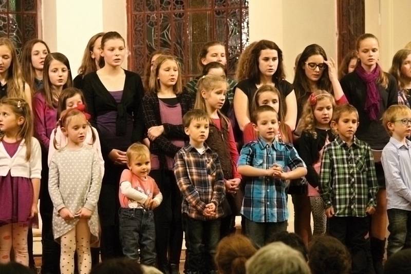 Česko zpívá koledy se už podruhé konalo v aule benešovského gymnázia. 