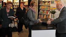Spisovatel Jan Krůta podepsal v benešovském Knihkupectví Daniela svou knihu Sextenze.