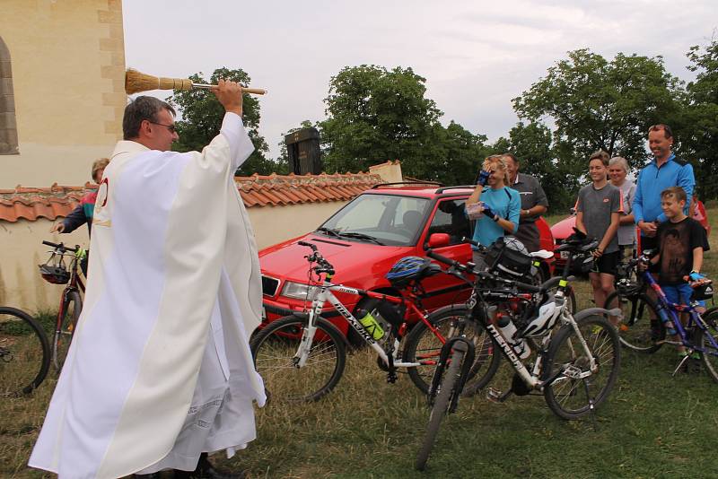 Bohoslužba a žehnání motorovým prostředkům v kostele sv. Jakuba a Filipa na Chvojně.