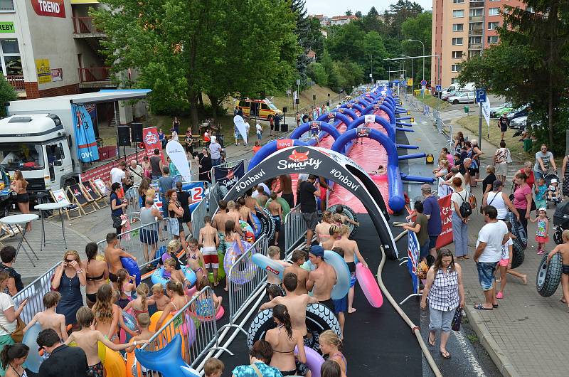 Dominik Hašek přijel do Vlašimi, aby podpořil netradiční akci a předal šek dětskému domovu.