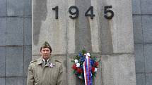 Miroslav Marek byl jediný, kdo 11. listopadu, v Den válečných veteránů položil u památníku padlých na benešovském hřbitově věnec a poklonil se jejich památce. 