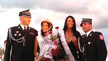 Lucie Sovová (vlevo), hasičská Miss Eu a Miss Publicity, spolu s loňskou vítězkou soutěže krásy.
