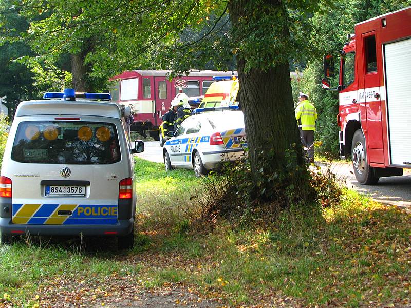 Srážka osobního auta a motorového vlaku  ve Zlenicích.