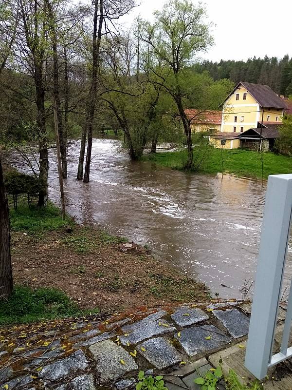 Řeka Blanice v Libži v polovině května 2021.