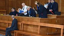 Zástupy právníků a novinářů sledovaly ve středu u Vrchního soudu v Praze vyhlášení verdiktu v kauze manipulací se zakázkami Středočeského kraje, spojované ponejvíce se jménem někdejšího hejtmana Davida Ratha.