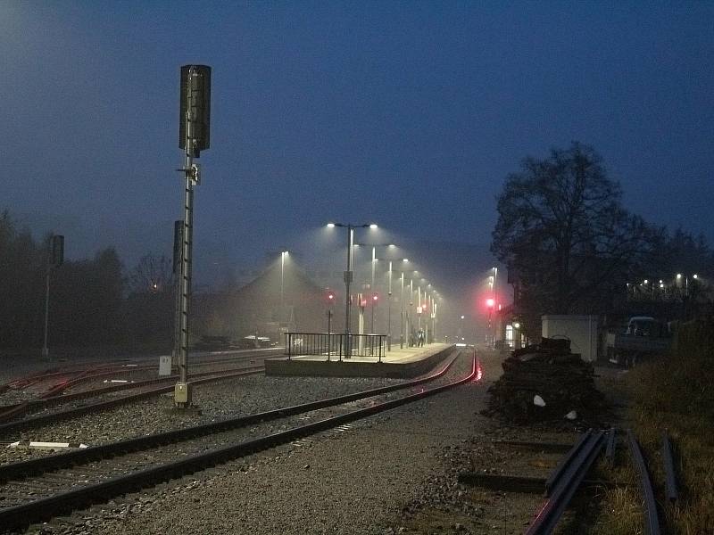 Vlakové nádraží v Týnci nad Sázavou ve čtvrtek 4. listopadu 2021 ráno.