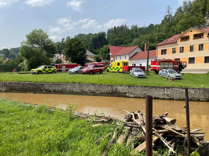 Nehoda vodáků u jezu v Českém Šternberku.