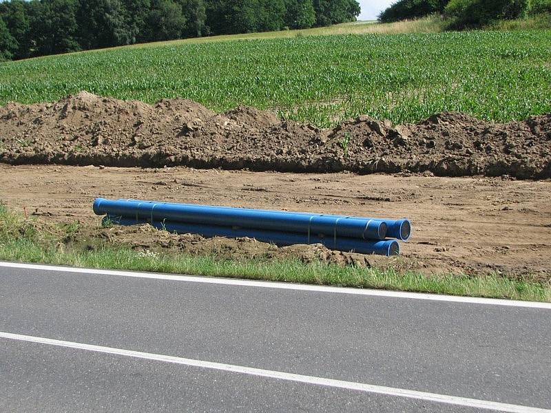 Pokládání vodovodního přivaděče u budoucího voračického vodojemu, odkud poteče pitná voda ze Želivky samospádem do Sedlčan. 