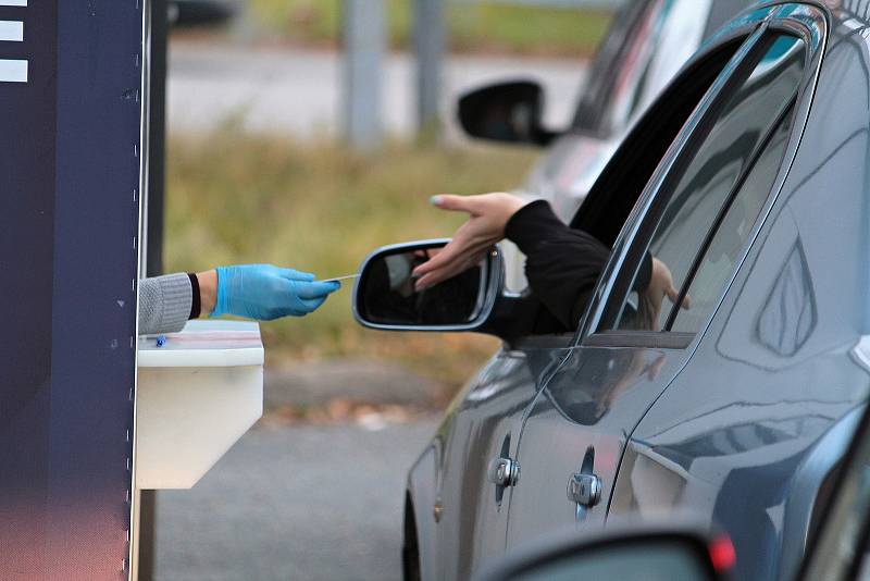 Z testovacího místa na koronavirus v ulici Ke Stadionu v Benešově.