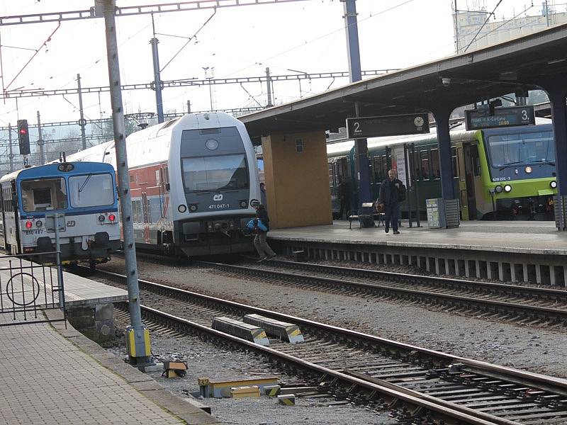 Brzdná dráha rozjeté vlakové soupravy, která ve směru od Čerčan může vjíždět 80 km/h a od Bystřice se řítí až 120 km/h, při použití rychlobrzdy může dosáhnout s ohledem na celkovou hmotnost vlaku i aktuální adhezní podmínky 300 až 600 metrů.  