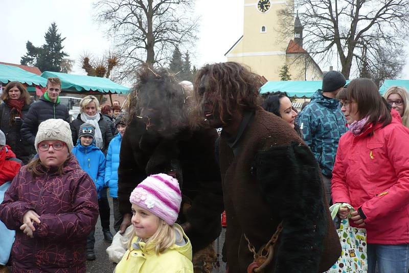 Dva nezbední čerti, přemilí anděl a důstojný Mikuláš zahájili advent také pod Blaníkem.