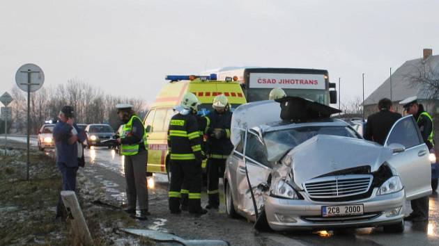 Nehoda u odbočky na Drachkov si vyžádala zásah zdravotníků