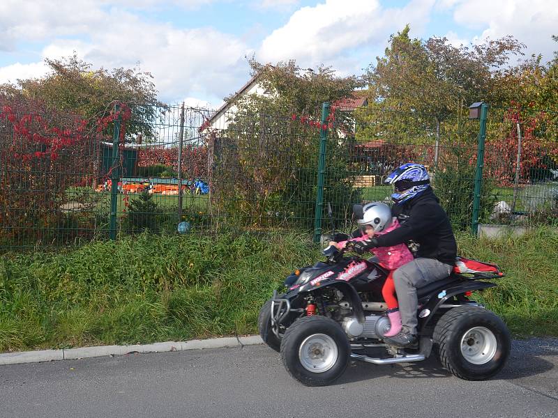 Děti z mateřinky MiniSvět v Mrači se učily jezdit na čtyřkolce.