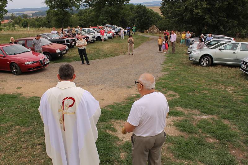 Bohoslužba a žehnání motorovým prostředkům v kostele sv. Jakuba a Filipa na Chvojně.