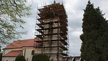 Oprava věže kostela Všech svatých potrvá do konce října.