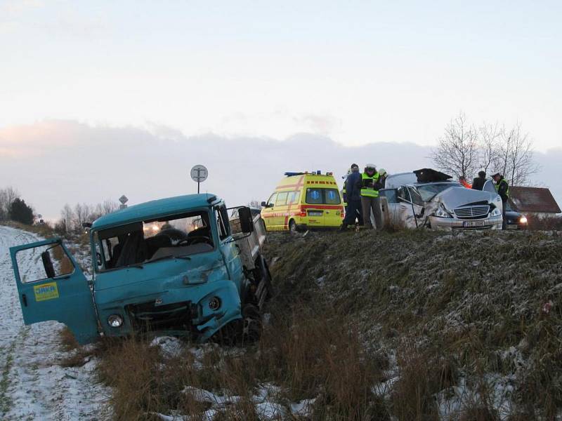 Po střetu sjela Avia ze silnice, Mercedes zůstal stát na vozovce