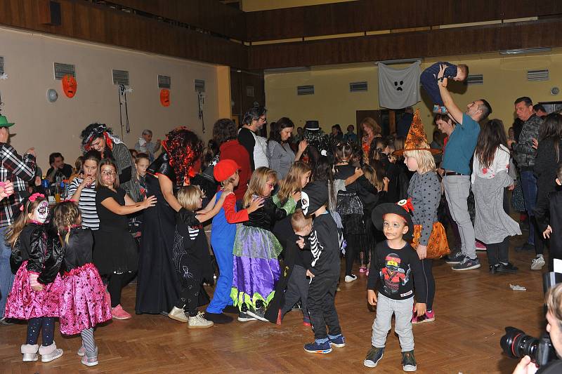 Rej strašidel byl zakončen Halloweenským průvodem.