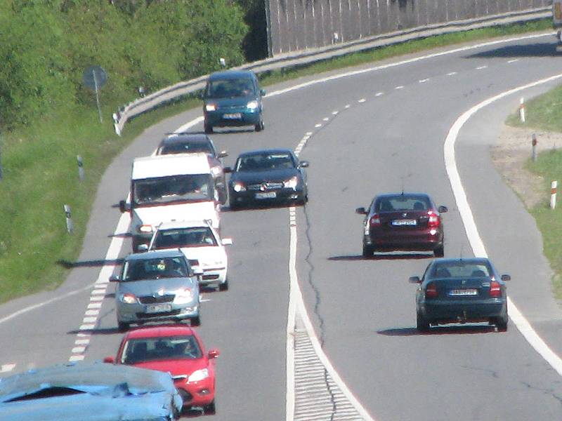 Přestupky v místě omezení rychlosti a zákazu přejíždění u Bystřice. 
