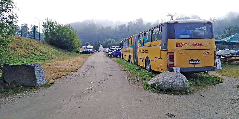 Tábořiště v ohbí řeky Sázavy v týneckém Náklí ve středu 5. srpna 2020 ráno.