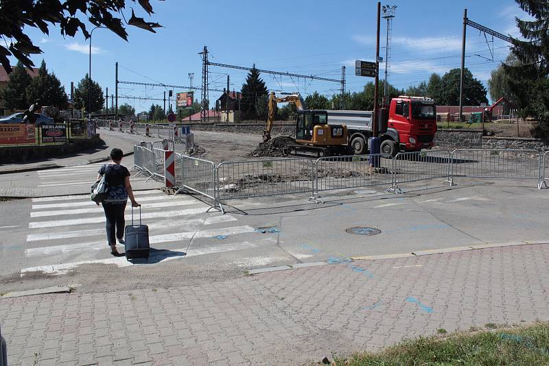 Výstavba okružní křižovatky u benešovské sokolovny.