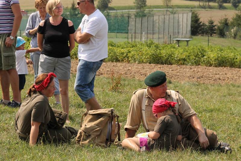 Zajímavý byl jak seskok z vrtulníku v podání vojáků, tak i přehlídka dobových polních táborů.