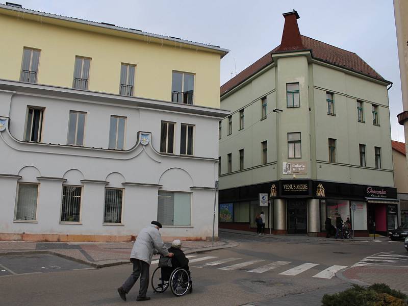 BENEŠOV. Objekt čp. 77 (zelený dům vpravo) vedle benešovské radnice na Masarykově náměstí je bez nájemníků. Co v něm vznikne, zda úřadovna nebo nové byty, zatím není jasné.