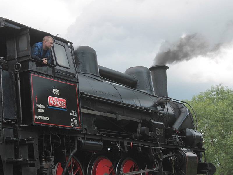 Historický vlak v sobotu vezl cestující do Sázavy a pak vyrazil na vyhlídkovou jízdu do Ledečka.