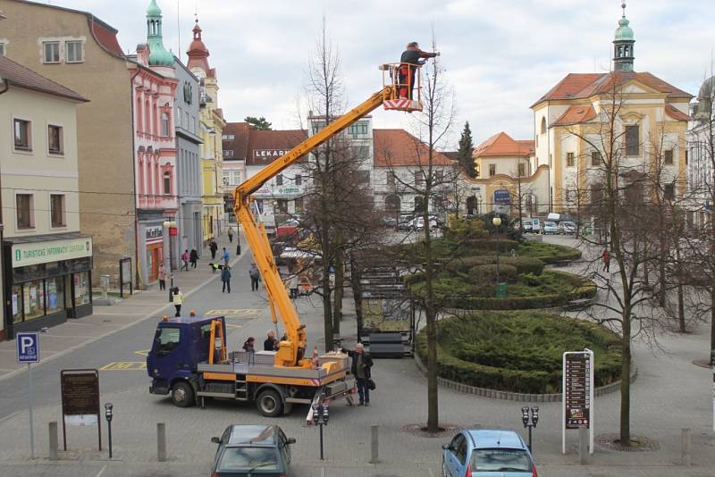 Zdobení velikonočního stromu na Masarykově náměstí v Benešově.