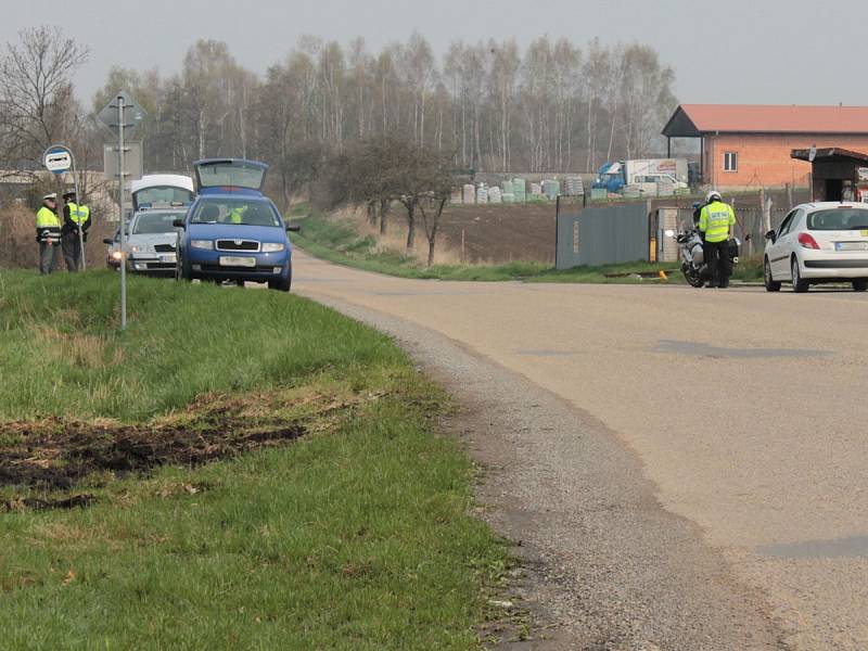 Řidiče kontrolovali frekventanti policejní školy pod dohledem zkušených dopravních policistů.