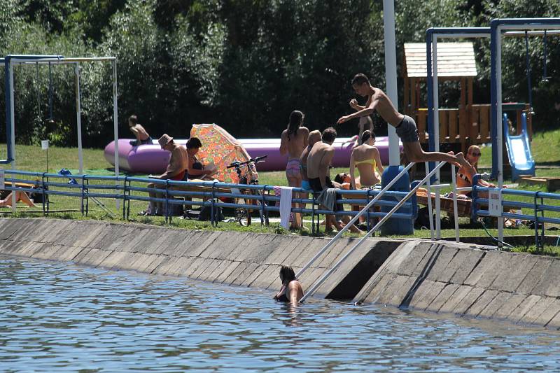 Koupadla v Benešově jsou požární nádrží a tak to zůstane. Lidé tam chodí jako na sluneční louku. Platí 20 korun za den.