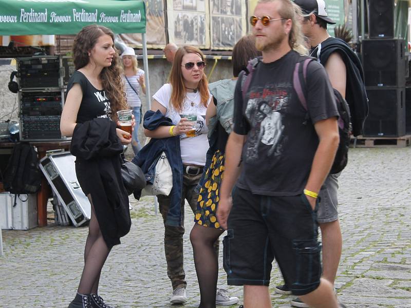Návštěvnící si vychutnávali punk rockovou hudbu a pivo. 