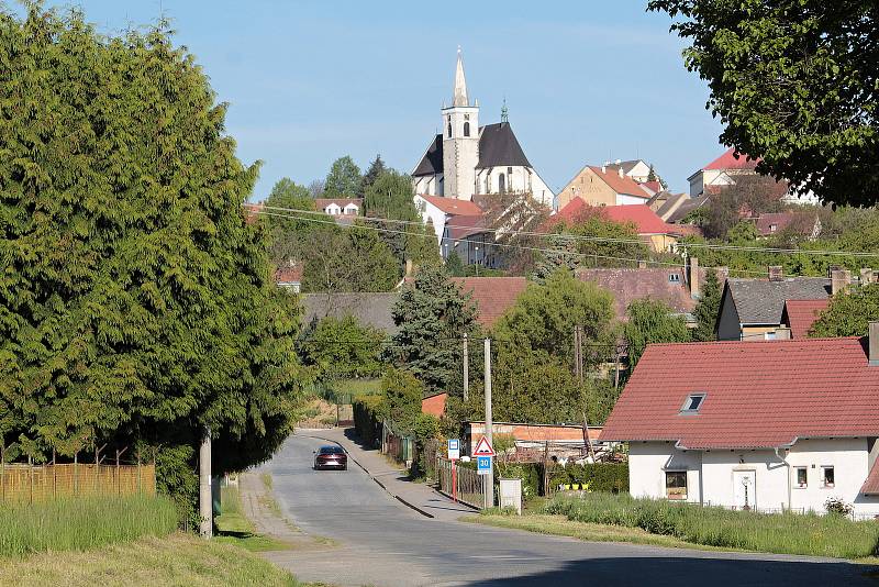 Miličín, centrum České Sibiře znají řidiči i podle desetiletí nedokončené stavby.