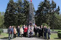 Pietní akt u pomníku u Dobříčkovase naposledy konal v květnu 2019.