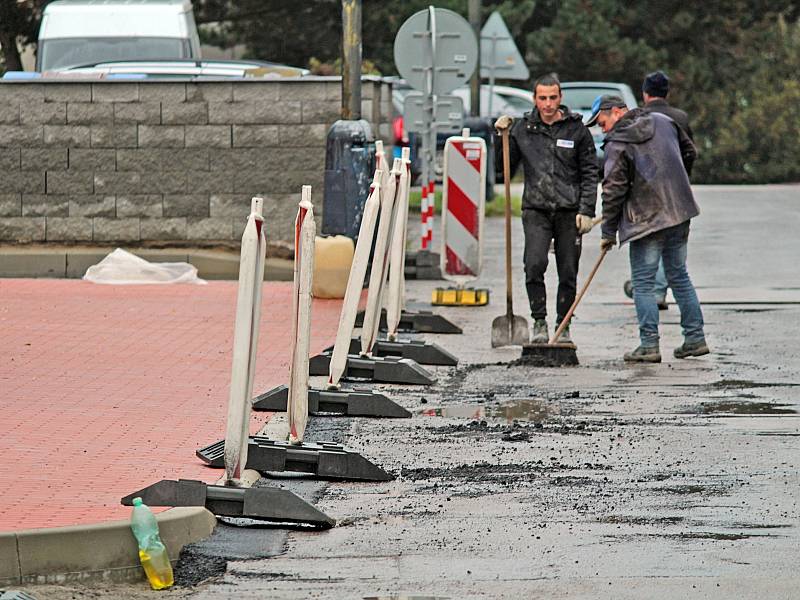 Práce kolem restaurace Na Símalce na benešovském sídlišti Spořilov II.