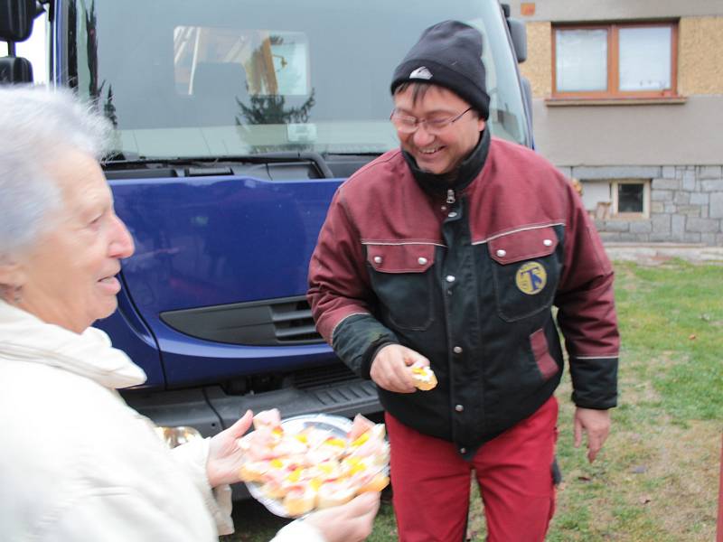 Převoz vánočního stromu na Masarykovo náměstí v Benešově.