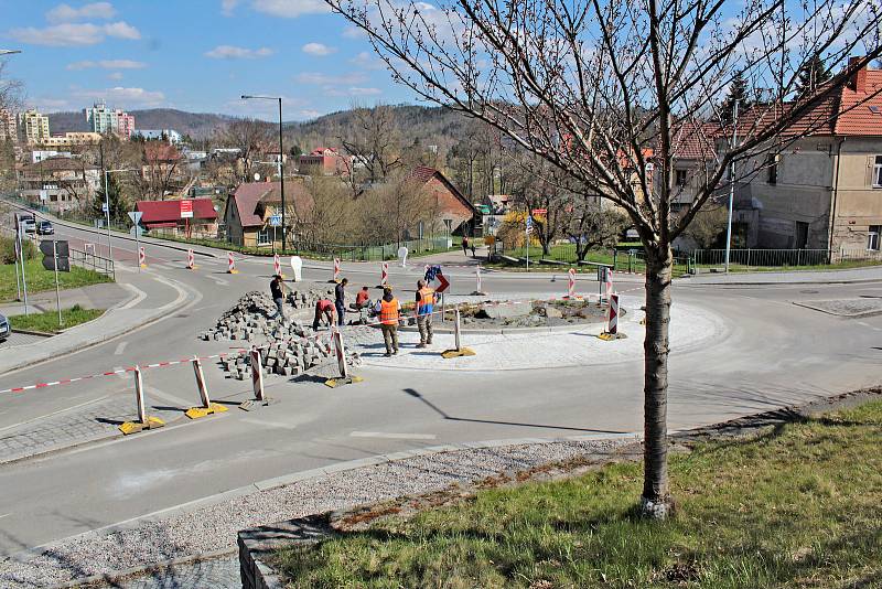 Oprava okružní křižovatky v Týnci končí, auta ale místem bez čekání projedou později.