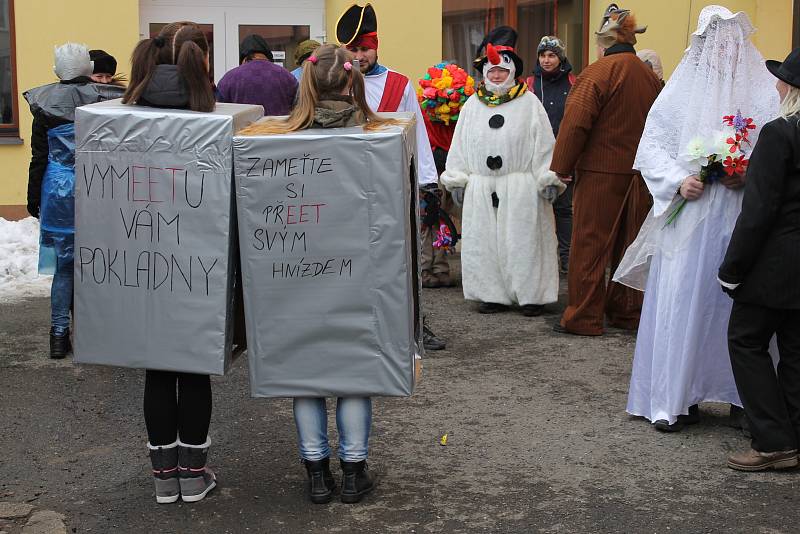 V průvodu se objevily, krom různých pohádkových a filmových masek, i dvě kalkulačky.