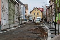 Revitalizace benešovské Jiráskovy ulice se blíží k závěru. Vysazením třešní tam vznikla oboustranná alej. Práce mají skončit do začátku velkých prázdnin.
