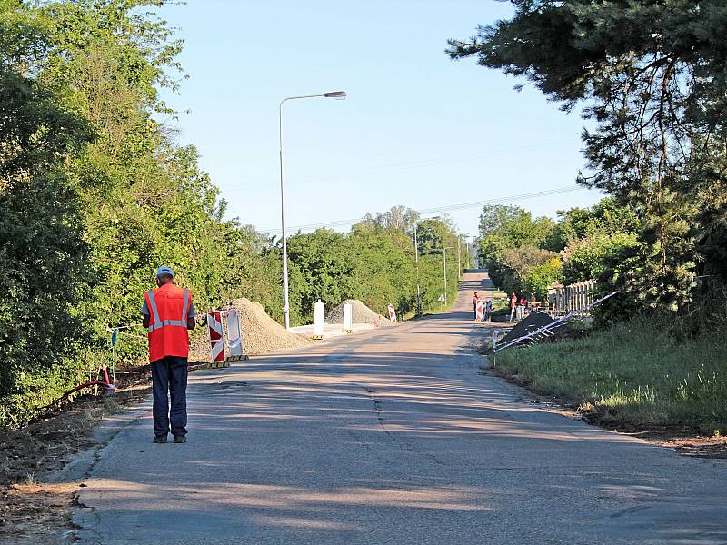 Z rekonstrukce silnice II/106 v Krhanicích.