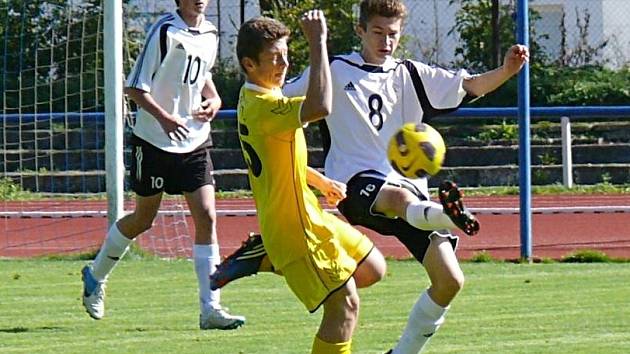 V zápase mladších dorostenců si zpracování míč kunický Jakub Hosnédl (v bílém) před vlašimským Davidem Filipem.  