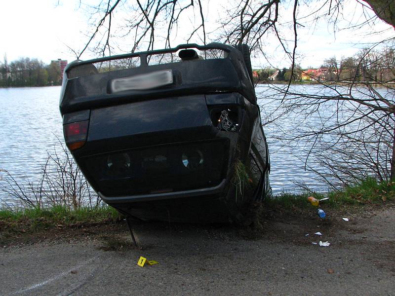 Auto mladé dvojice skončilo na střeše.