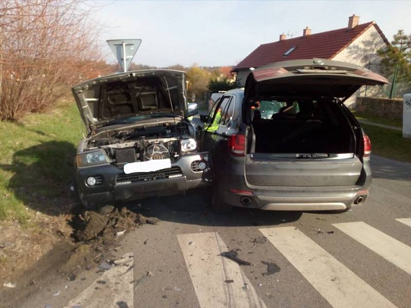 Dopravní nehoda dvou osobních automobilů v obci Vyžlovka